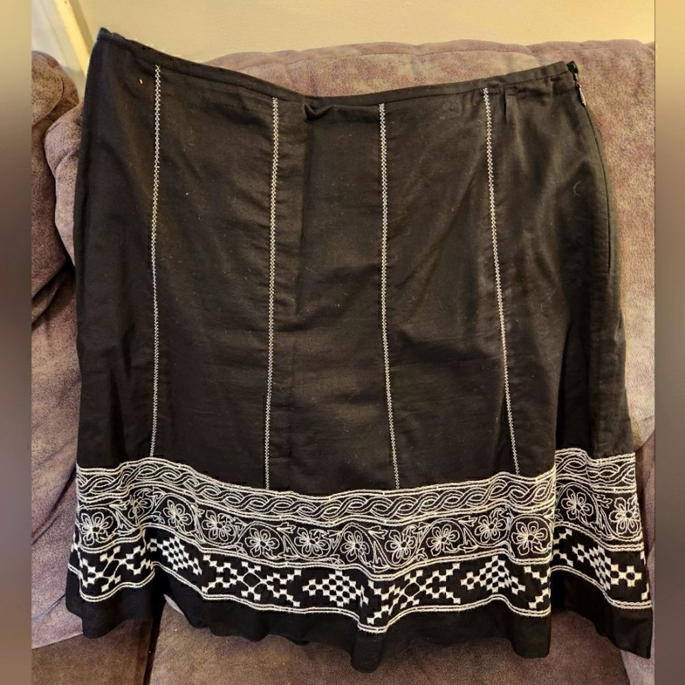 Ann taylor petites size 6p skirt floral embroidered black and white side zipper